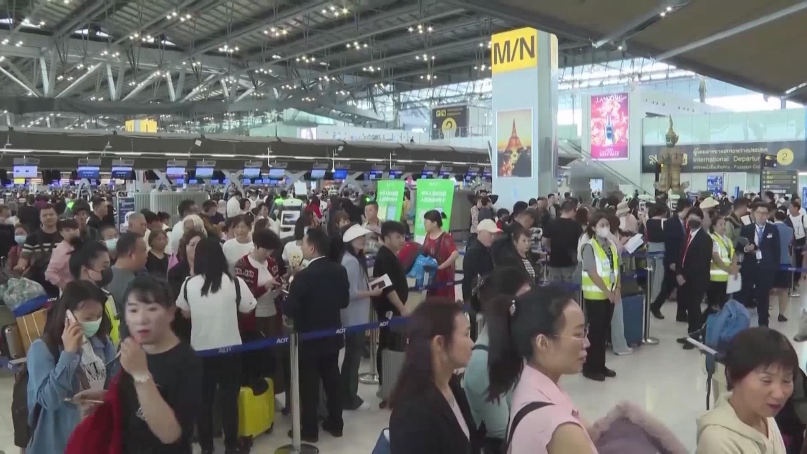 泰国军方在边境地区强化护照检查 提醒防范电诈 泰国军方在边境地区强化护照检查 提醒防范电诈