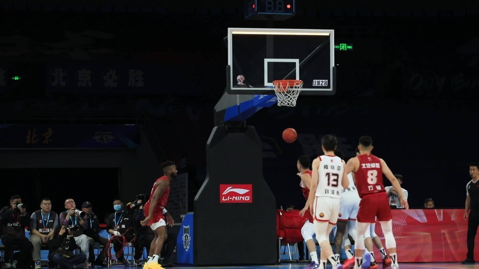 CBA联赛北京北汽队主场迎战江苏肯帝亚队大比分取胜