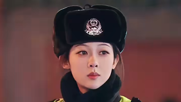 北京“最美交警”撞脸演员杨紫,有粉丝跨越千里来访,当事人回应 北京“最美交警”撞脸演员杨紫,有粉丝跨越千里来访,当事人回应