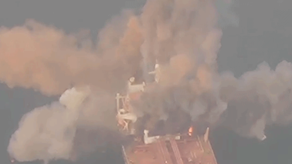 伊朗军方公布一油轮在霍尔木兹海峡触雷爆炸画面