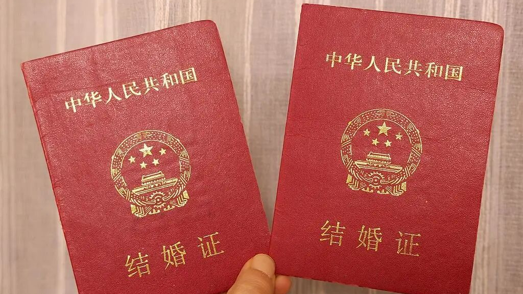 多地给新婚夫妇“发红包”