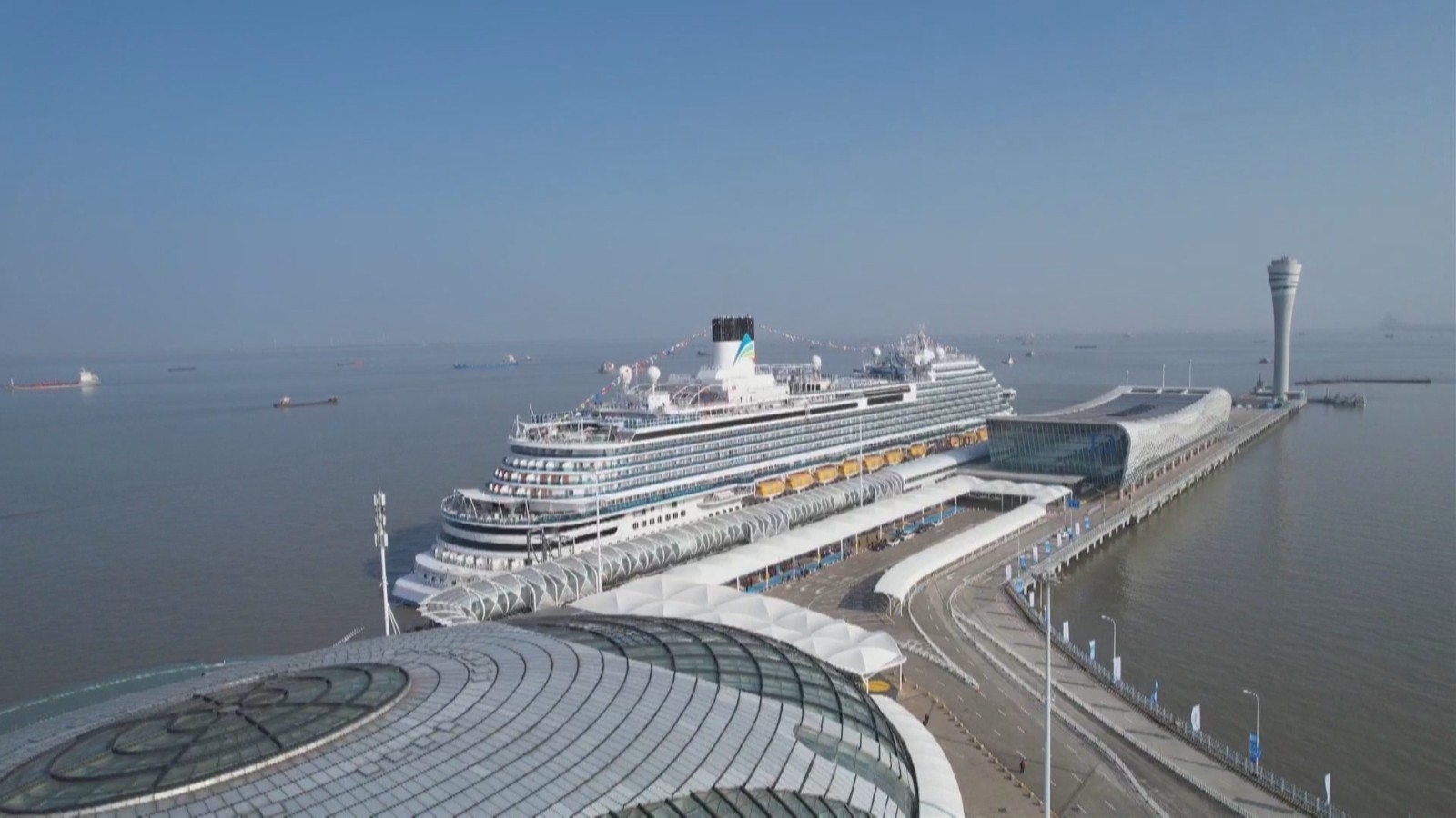 国产大邮轮“牵手”大飞机 开启“国之重器”海空联运 国产大邮轮“牵手”大飞机 开启“国之重器”海空联运