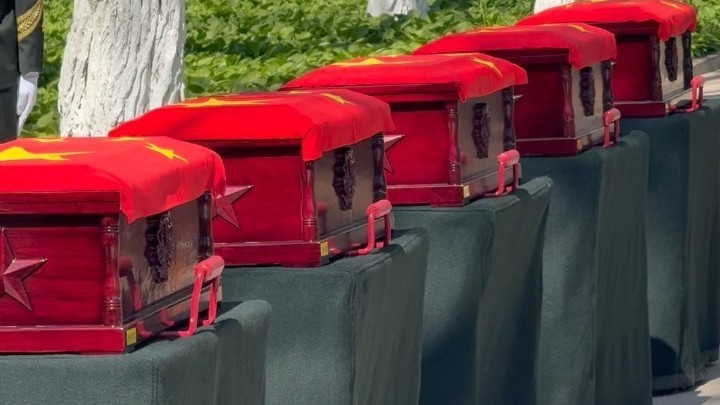 12位志愿军烈士的棺椁上覆盖着国旗,是对英烈的深切缅怀与最高礼遇。 12位志愿军烈士的棺椁上覆盖着国旗,是对英烈的深切缅怀与最高礼遇。