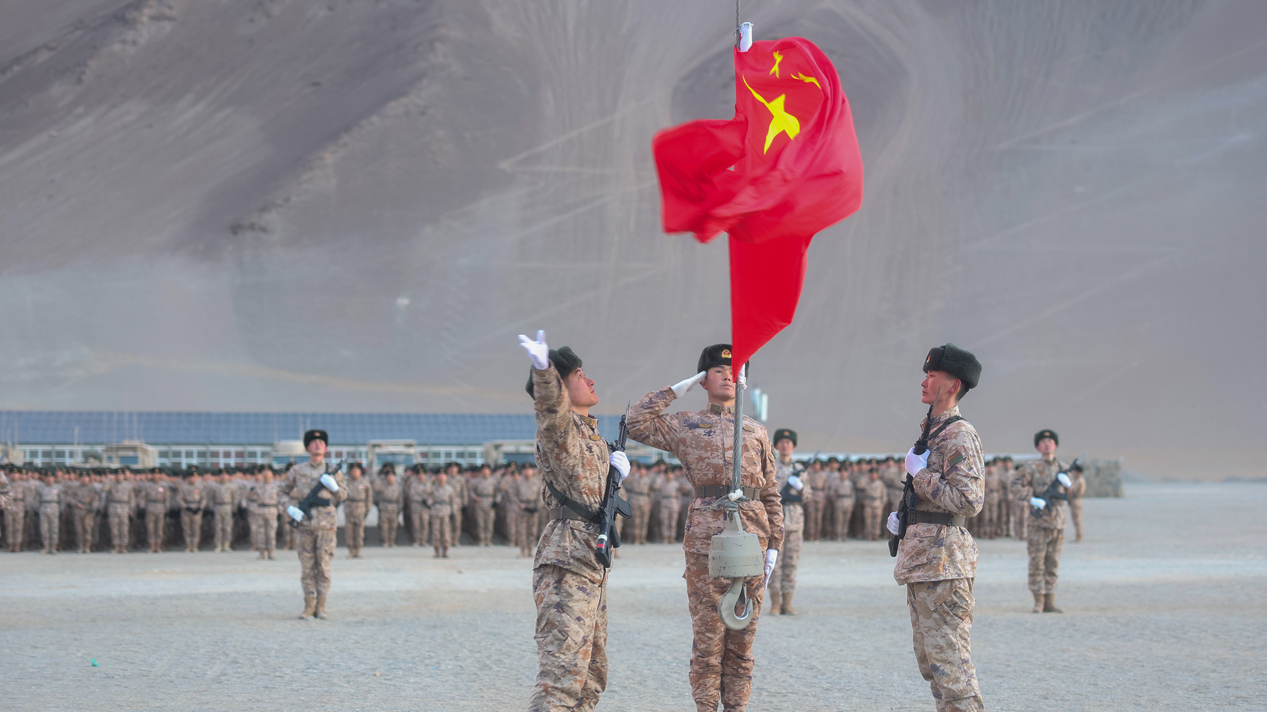 海拔4000余米雪域高原 边防战士用吊车升起五星红旗国歌声响彻山谷 海拔4000余米雪域高原 边防战士用吊车升起五星红旗国歌声响彻山谷