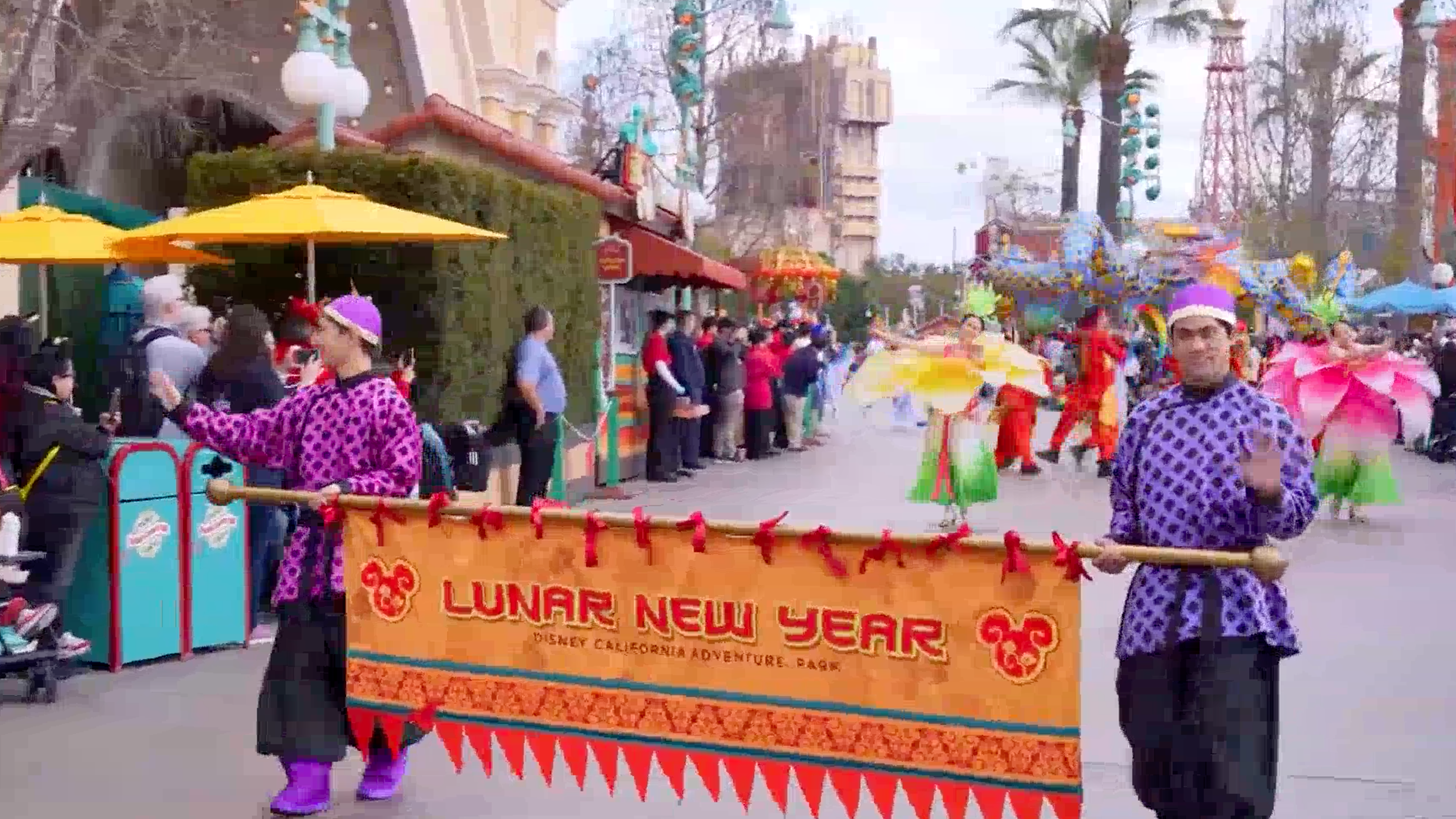 美国迪士尼加州冒险乐园“金蛇贺岁”迎新春