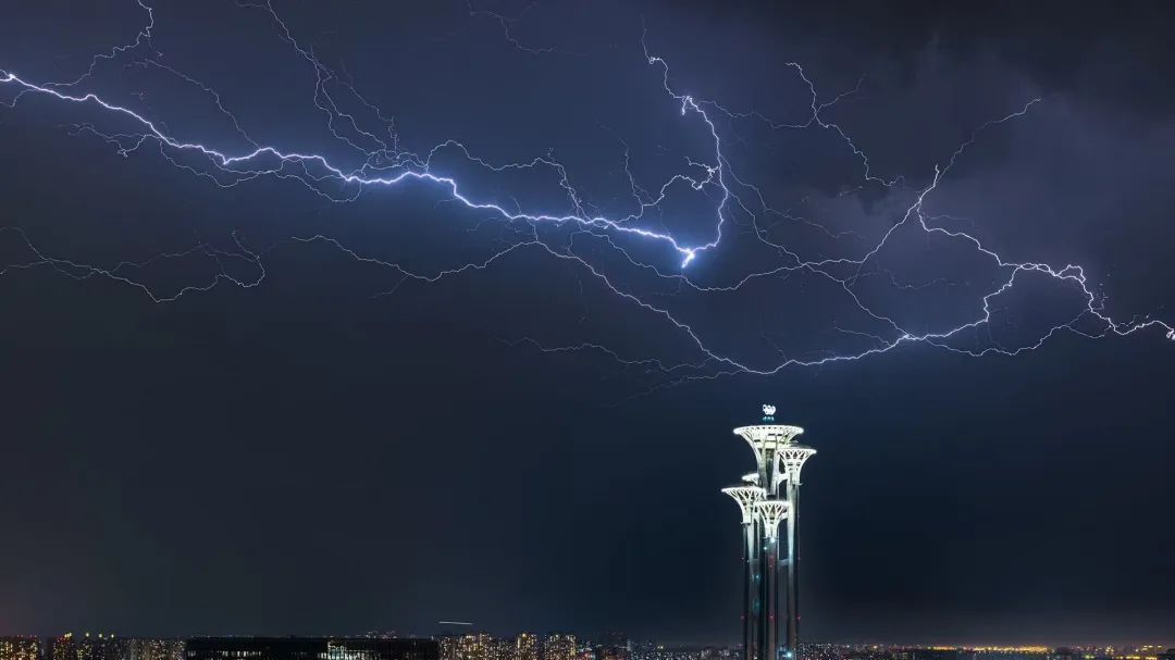 北京昨夜雷雨过境,天边忽现“银蛇舞”,超震撼! 北京昨夜雷雨过境,天边忽现“银蛇舞”,超震撼!