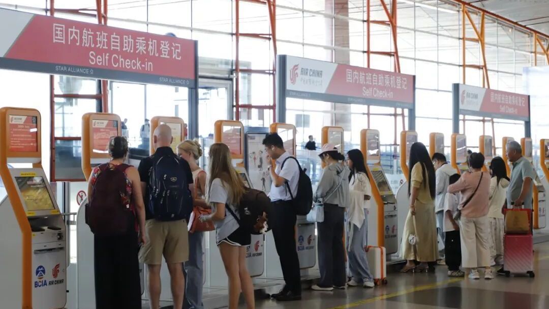 暑运首月，首都机场旅客量环比增幅超18%