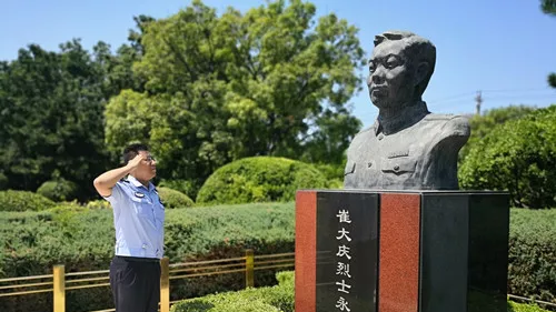 你是永远存在的 ——访革命烈士崔大庆之子崔申迪