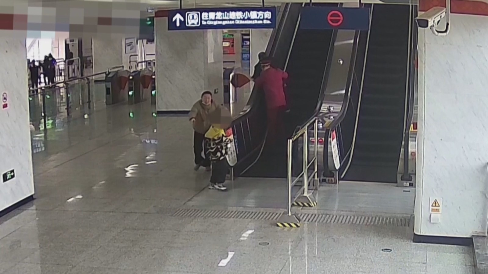 老人带孙子乘地铁扶梯险摔倒 众人合力营救用时仅10秒