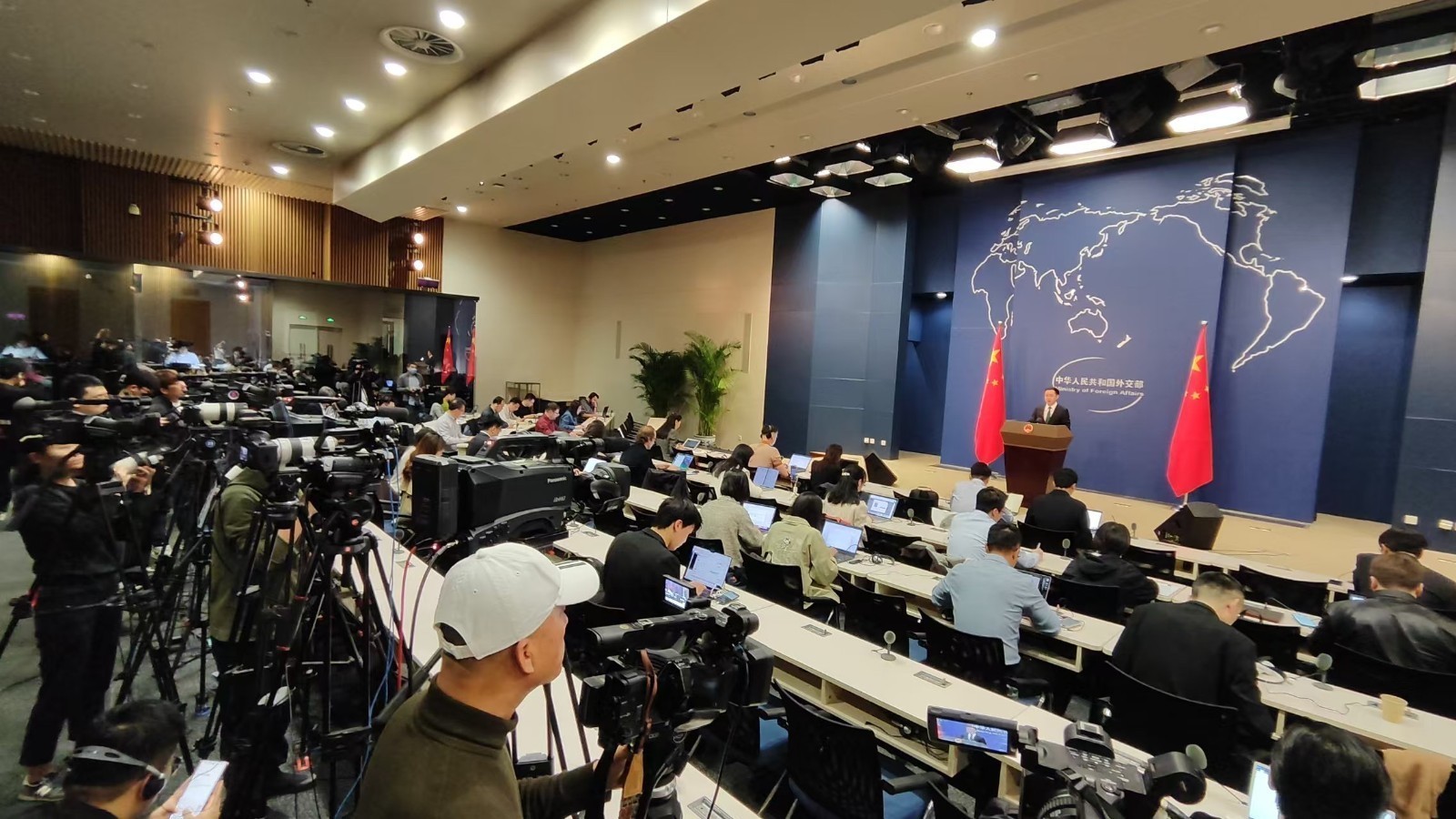 外交部：中国是世界经济增长的主引擎 有底气应对各种风险挑战