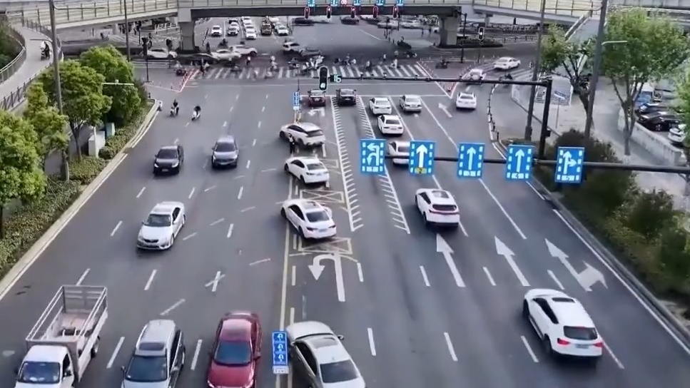 多地上线“多车联动掉头” 新型通道 车辆应该怎么走?_北京时间