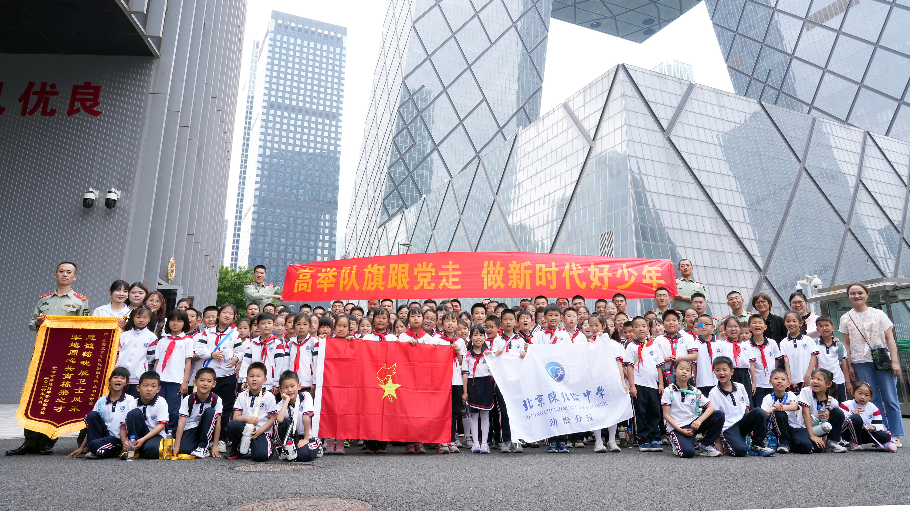 童心探军营 播种强军种子