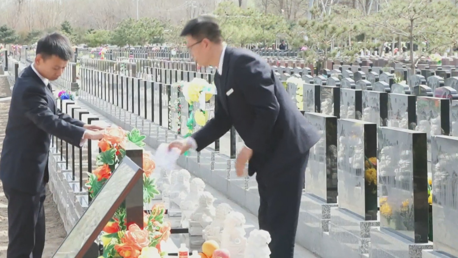 首个清明祭扫高峰日 市属公墓接待祭扫群众11.8万人次 智能导航服务等科技新功能让祭扫服务更贴心 首个清明祭扫高峰日 市属公墓接待祭扫群众11.8万人次 智能导航服务等科技新功能让祭扫服务更贴心