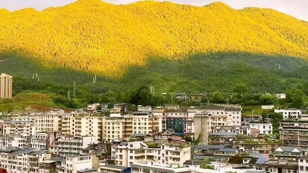 张家界现日照“金山”