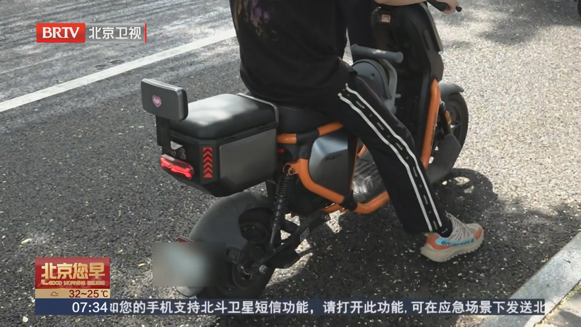 带了头盔却不戴 骑车闯进机动车道被查