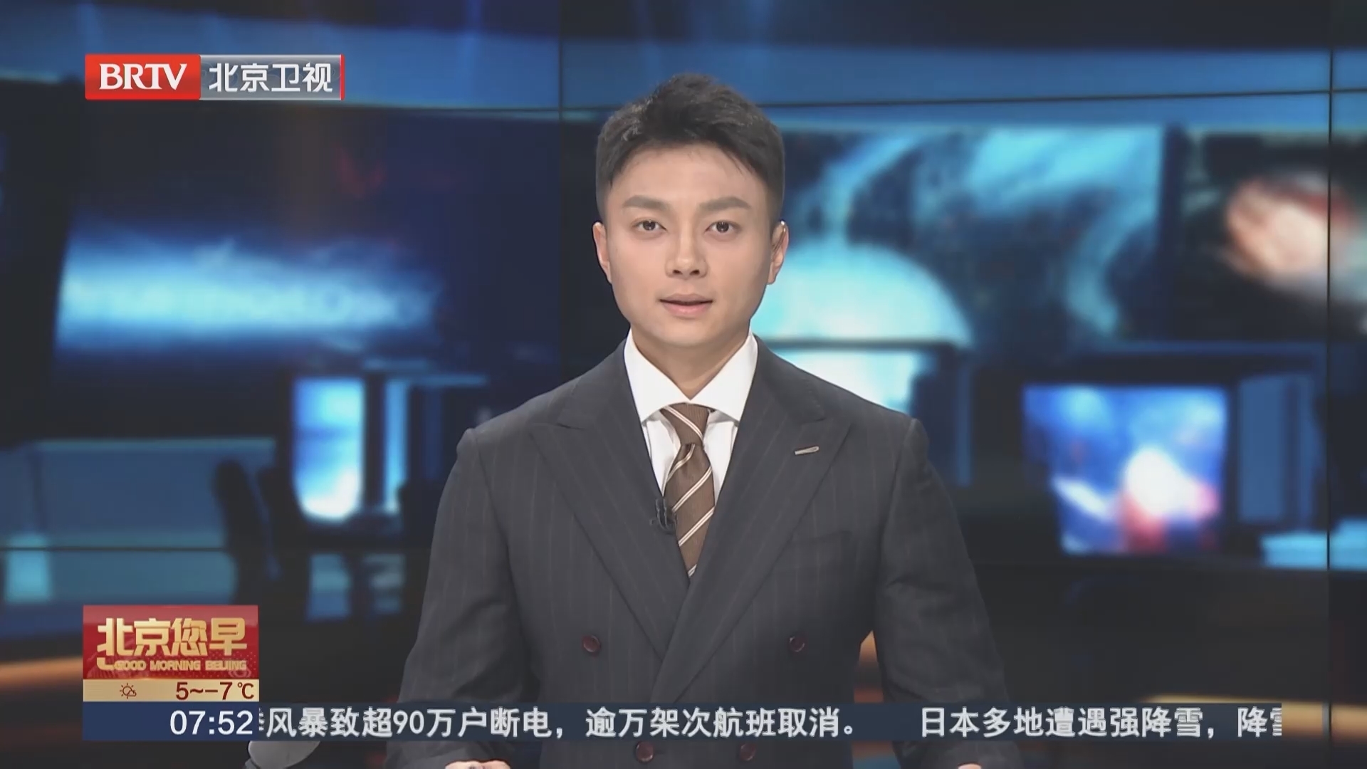 延安方向G357次列车已靠站 乘务人员整装迎旅客