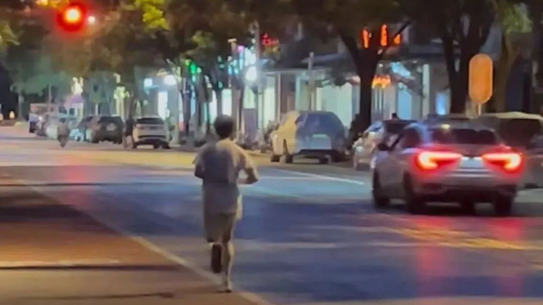 在车行道“夜跑”！ “路口冷不丁窜出来一个人，就得急着刹车……”