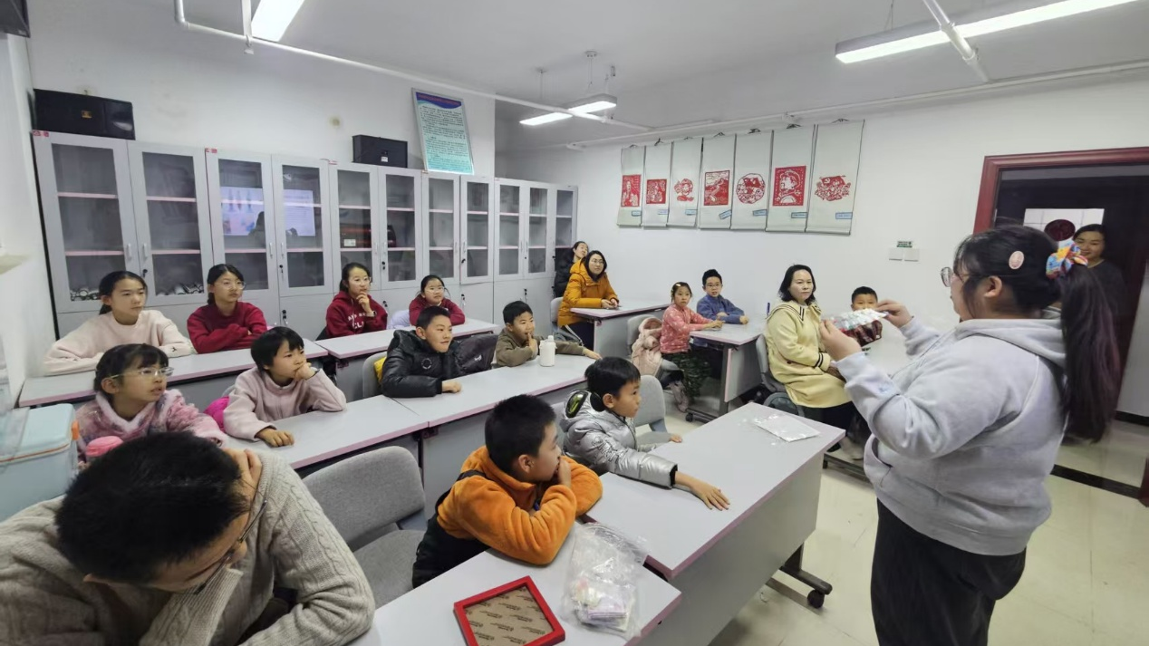 龙泽园街道龙泽苑社区钻石画DIY活动点亮儿童寒假生活 龙泽园街道龙泽苑社区钻石画DIY活动点亮儿童寒假生活