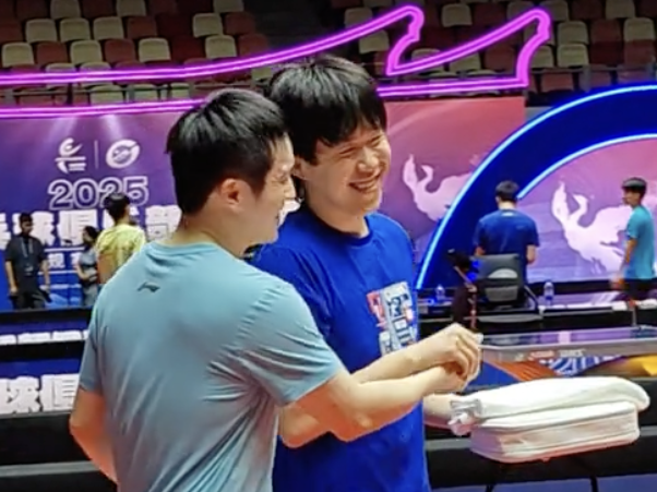樊振东王楚钦击掌问候 二人相视一笑