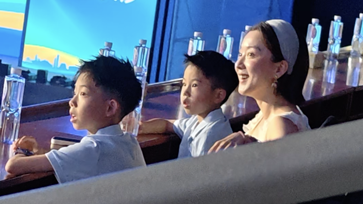 “龙蟒组合”全锦赛合体首秀 马龙妻子儿子现场观战马龙许昕比赛