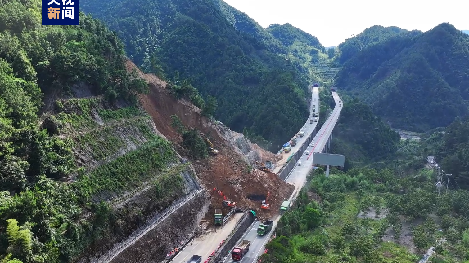 杭瑞高速一路段发生坍塌交通中断 抢险人员紧急抢险 杭瑞高速一路段发生坍塌交通中断 抢险人员紧急抢险