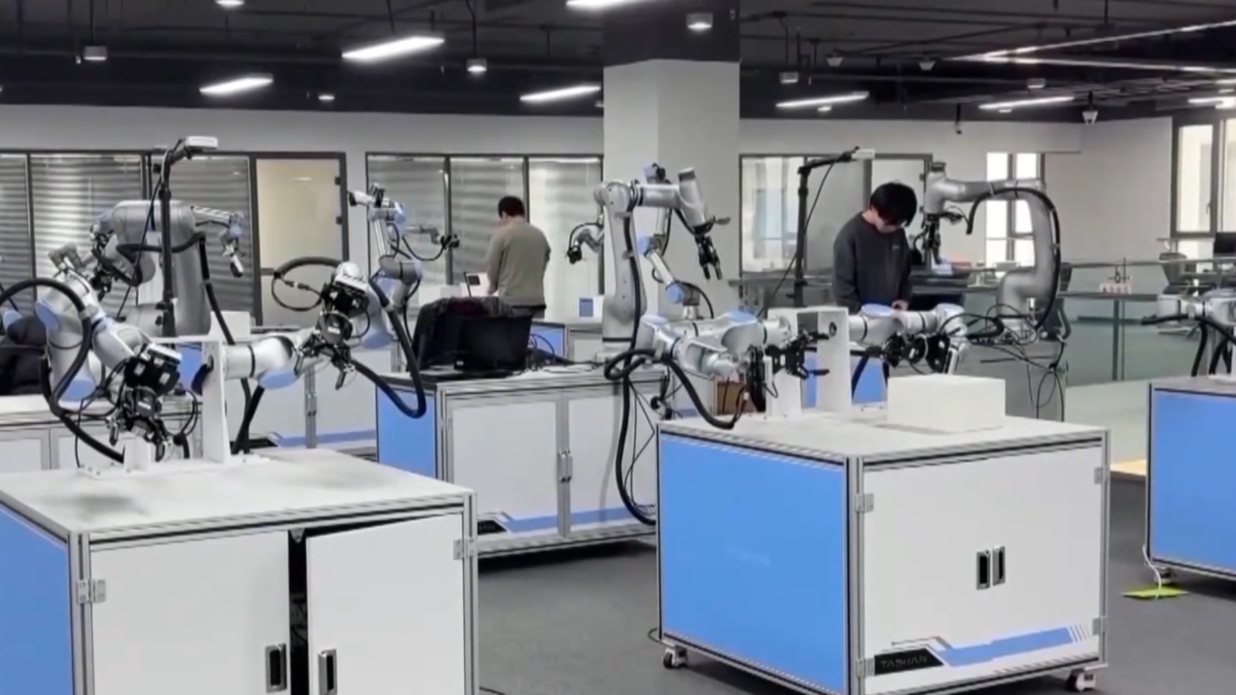 全国最大人形机器人训练基地什么样？