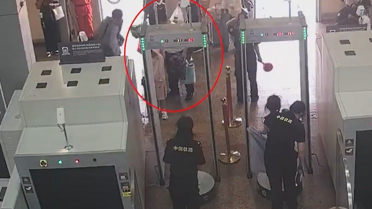 暑期出行谨防行李遗失 铁路民警帮助旅客找回遗失现金