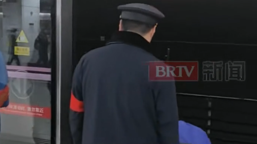 今日早高峰突发! 北京地铁5号线 屏蔽门发生故障 幸好有他们! 今日早高峰突发! 北京地铁5号线 屏蔽门发生故障 幸好有他们!