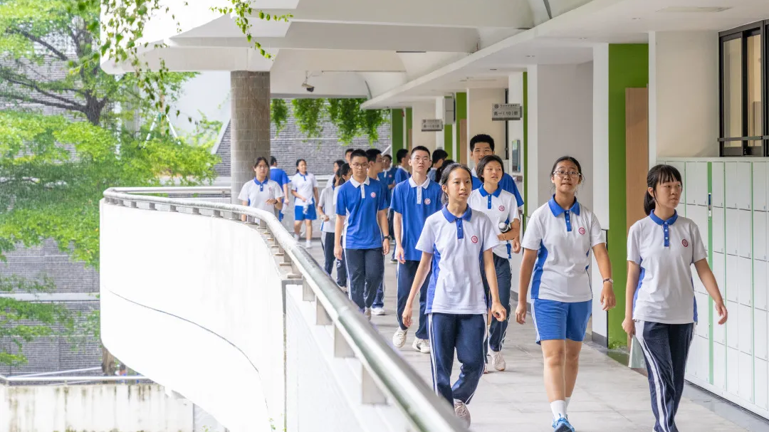 “深圳校服真香”引热议，应该“全市统一”还是“一校一款”？