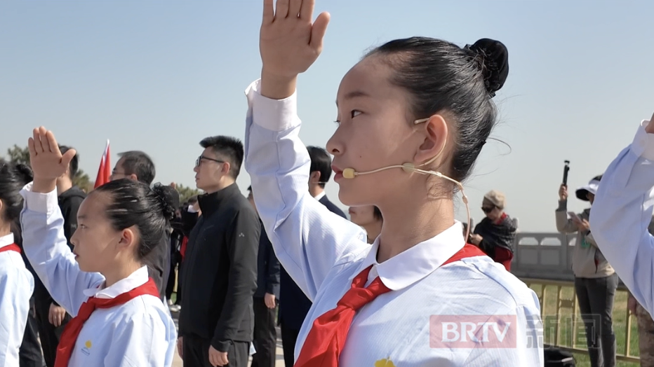 想把中国的壮美山河做成明信片送给先烈们