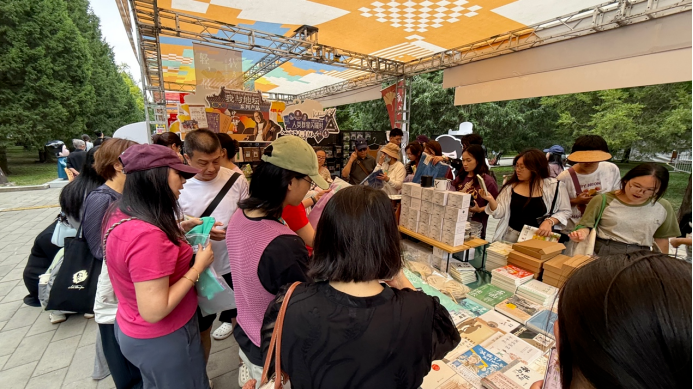 北京地坛书市,有“包袱”! 北京地坛书市,有“包袱”!