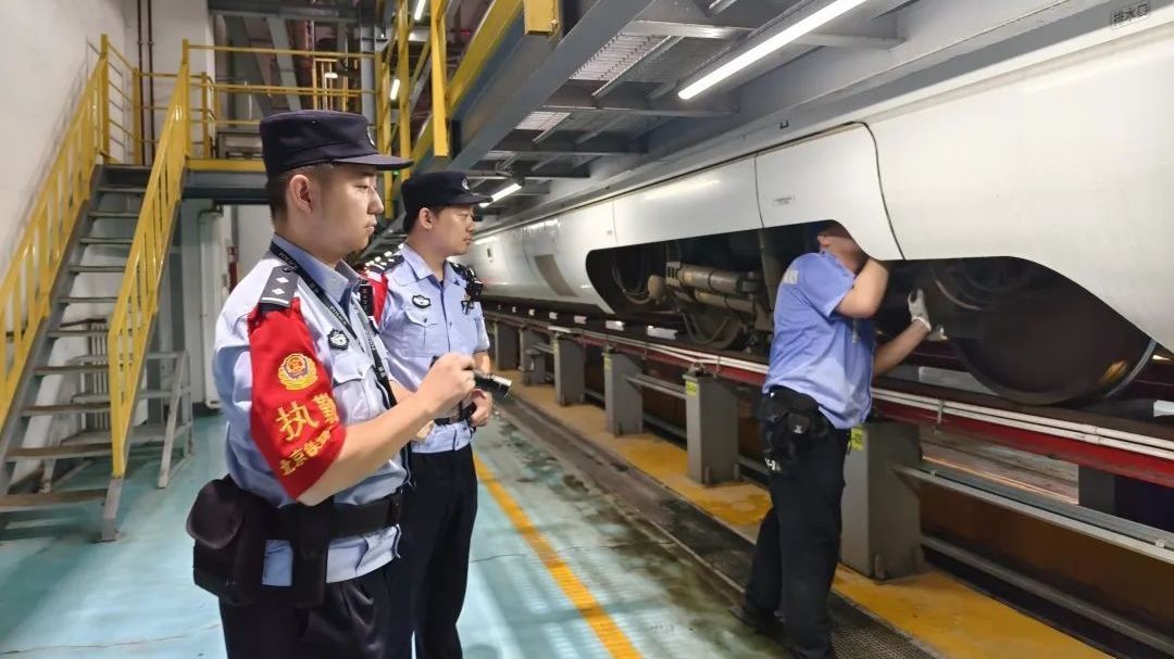 北京铁路公安处开展 夏夜治安巡查宣防第二次集中统一行动 北京铁路公安处开展 夏夜治安巡查宣防第二次集中统一行动