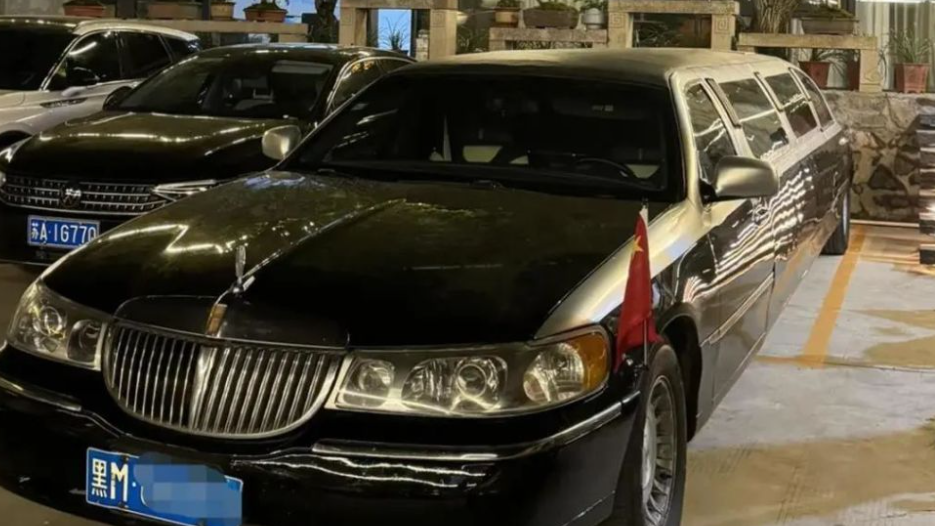 9米长林肯车开进“皖南川藏线”致拥堵数小时,车主回应称将配合调查 9米长林肯车开进“皖南川藏线”致拥堵数小时,车主回应称将配合调查