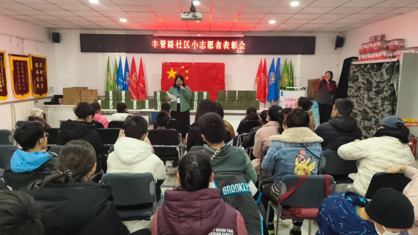 致敬少年志愿力量！丰管路社区为“绿果果”“红苗苗”小志愿者颁奖