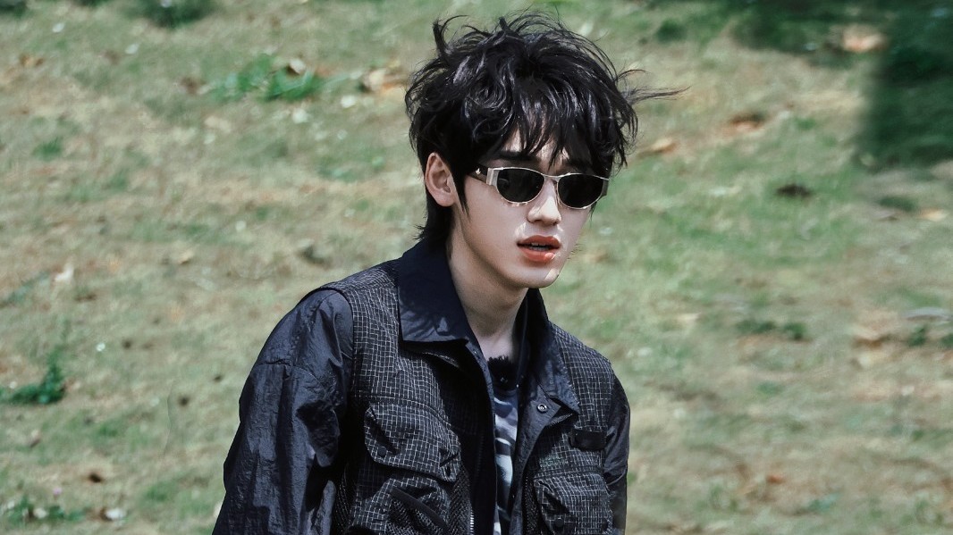 宋亚轩最新综艺路透曝光，头戴墨镜，搭配卷毛造型，整体风格酷飒可爱