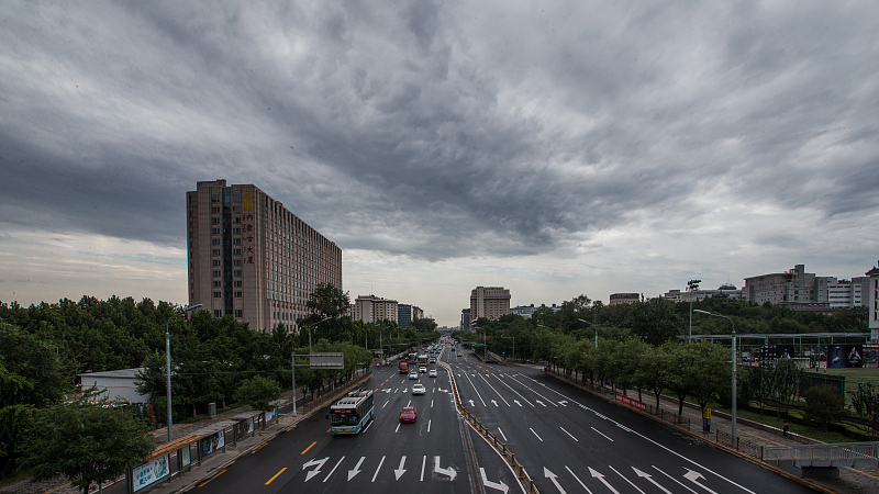 影响我市的雷雨云团已减弱移出，北京市解除雷电黄色预警