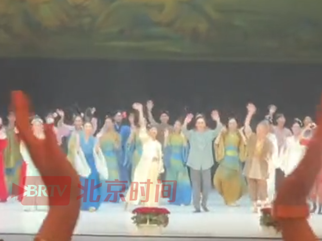 中国舞蹈诗剧在俄罗斯克里姆林宫演出 谢幕时观众起立持续为演员鼓掌