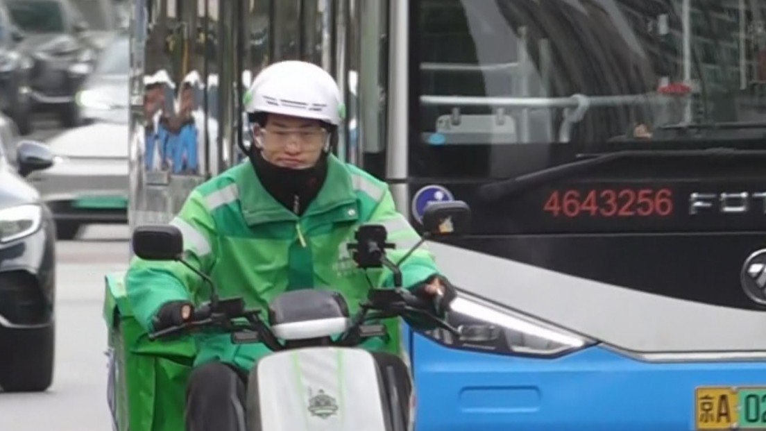 外卖小哥逆风前行 大风中的城市守护者 外卖小哥逆风前行 大风中的城市守护者