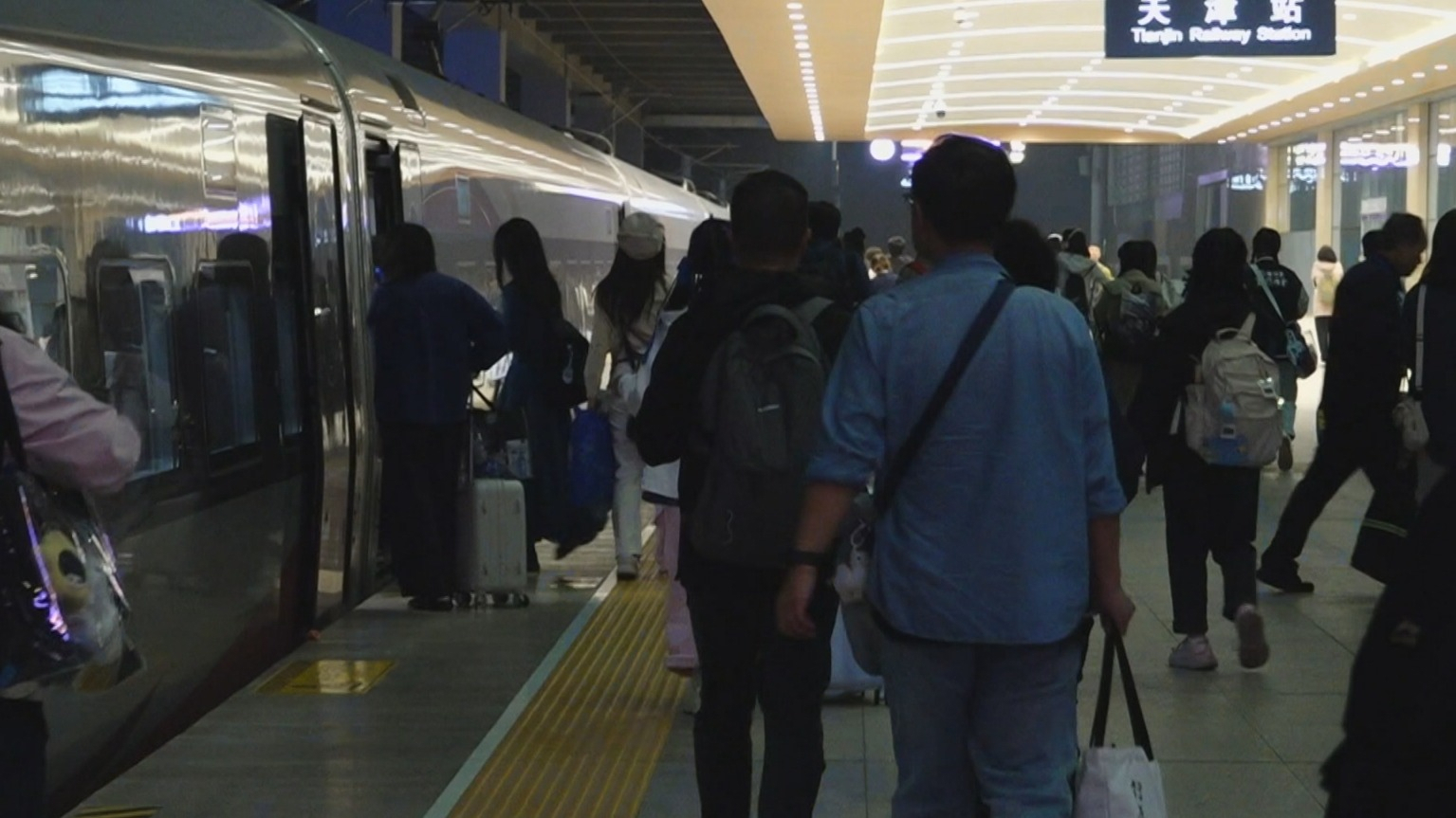 两趟“歌迷专列”深夜启程 北京铁路暖心护航观演归途 两趟“歌迷专列”深夜启程 北京铁路暖心护航观演归途