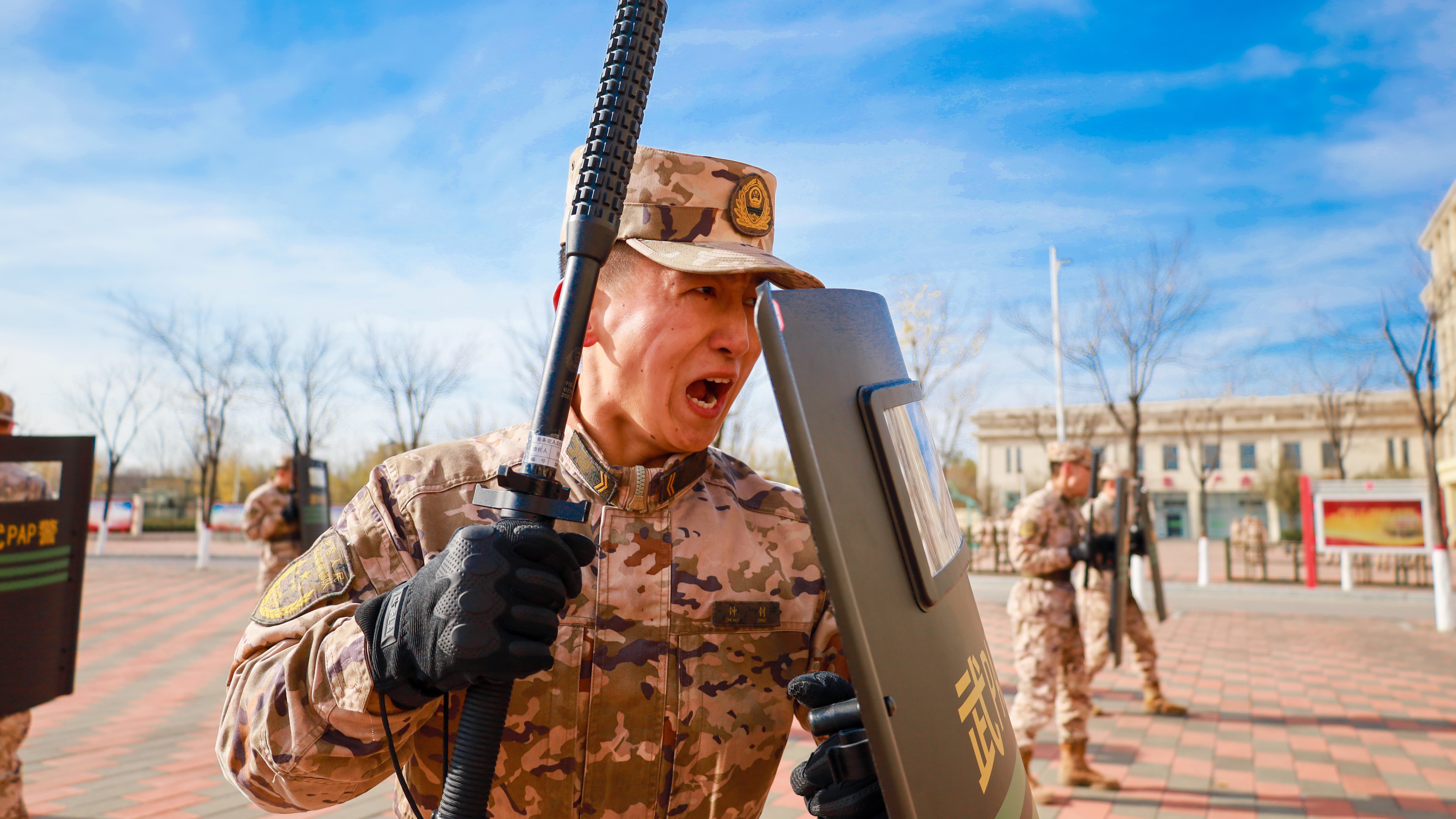 初冬砺剑淬锋芒 警棍盾牌练硬功