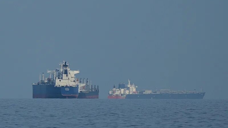 伊朗向试图穿越霍尔木兹海峡的油轮开火