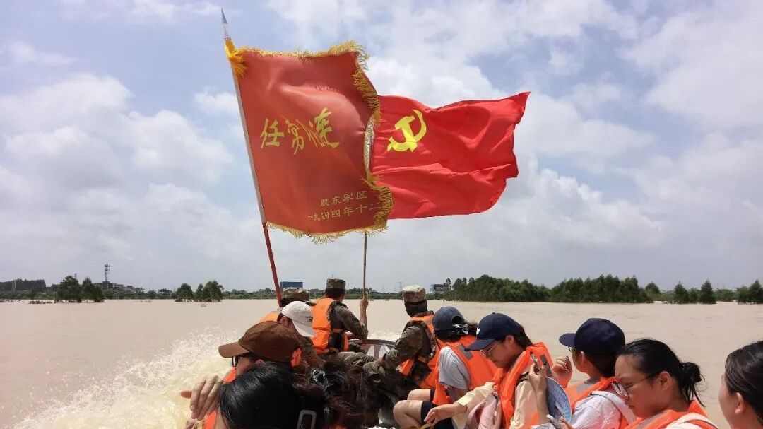 抗洪一线“那抹红”,时刻立在最前沿…… 抗洪一线“那抹红”,时刻立在最前沿……