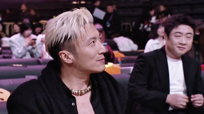 乔杉当着谢霆锋解释活动上眯眼看谢霆锋:视角问题,都是眼睛小惹的祸 乔杉当着谢霆锋解释活动上眯眼看谢霆锋:视角问题,都是眼睛小惹的祸