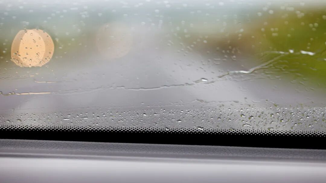 破案了!这些车窗上的小黑点竟然是用来干这个的…… 破案了!这些车窗上的小黑点竟然是用来干这个的……