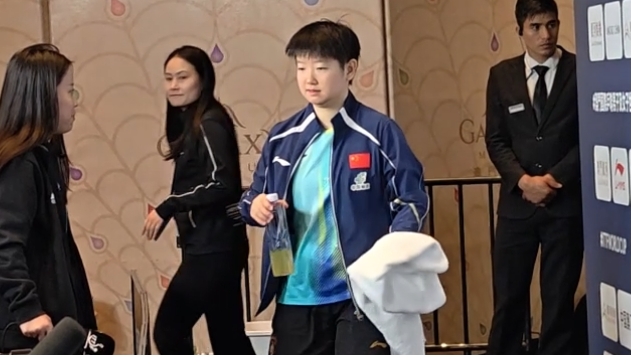 孙颖莎击败蒯曼晋级8强 采访前不忘整理仪容 网友直呼：“莎局”上线