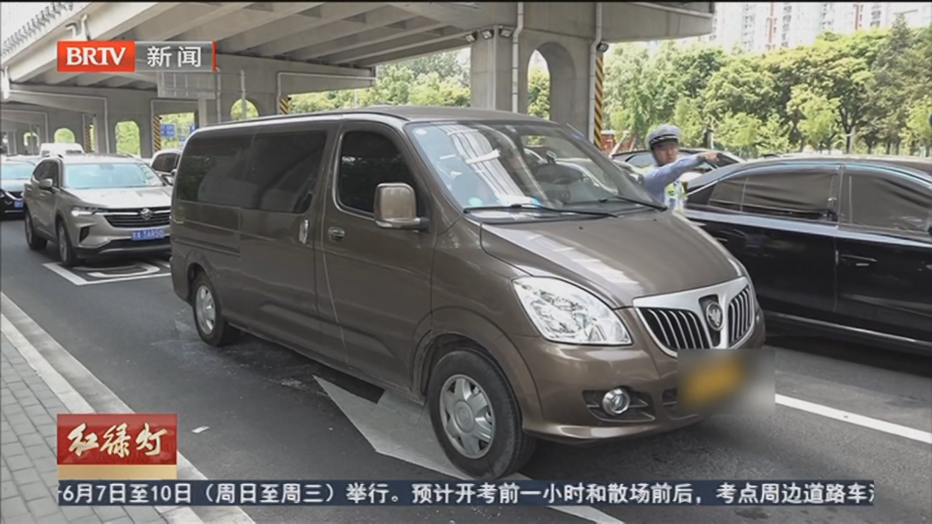 摩托车逾期未年检 客车塞满盆栽被查