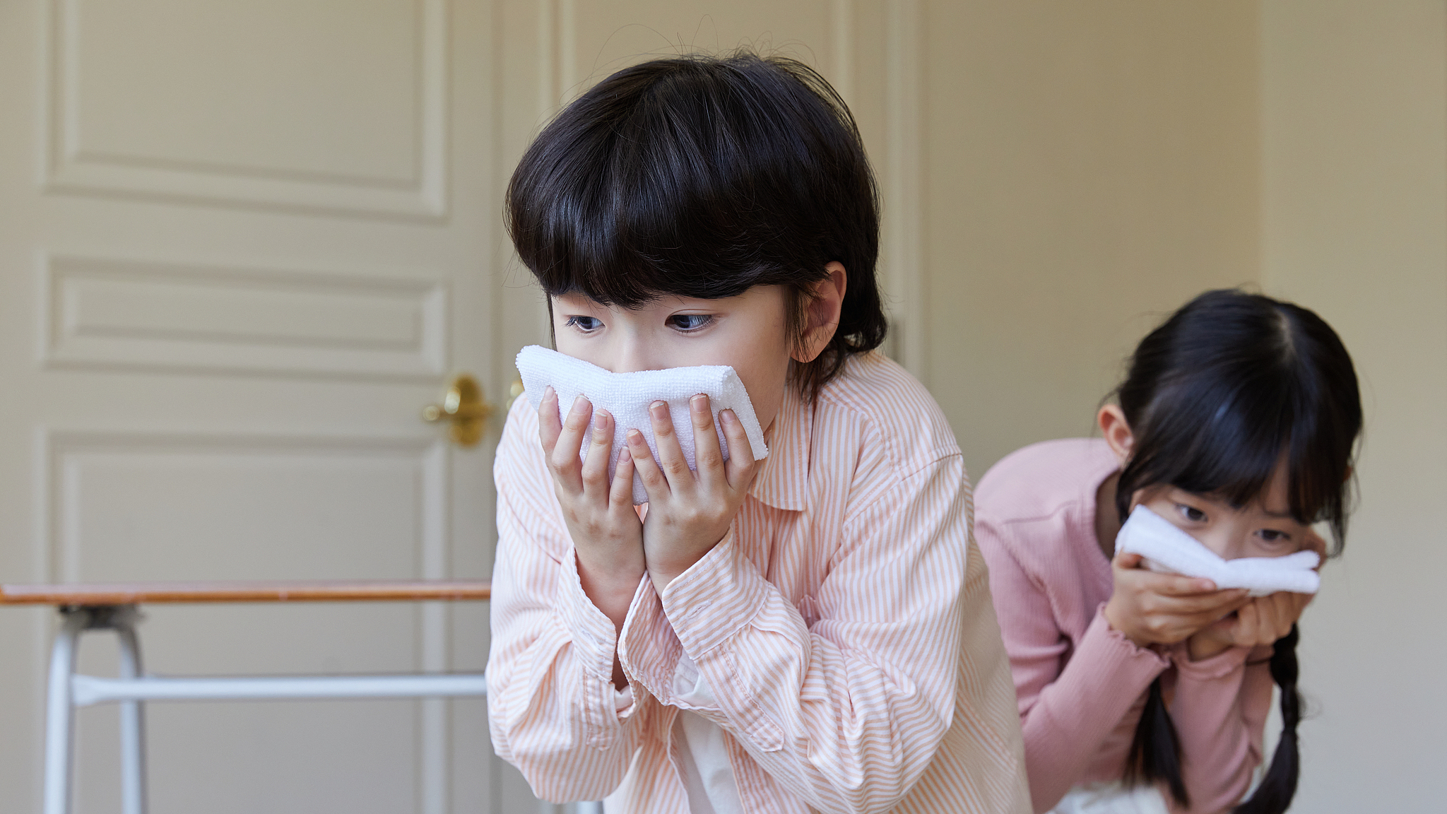 火场湿毛巾捂口鼻可穿越烟雾? 火场湿毛巾捂口鼻可穿越烟雾?