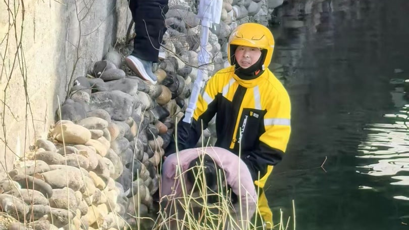 今天在转河救人的外卖小哥找到了！为张蒙蒙点赞