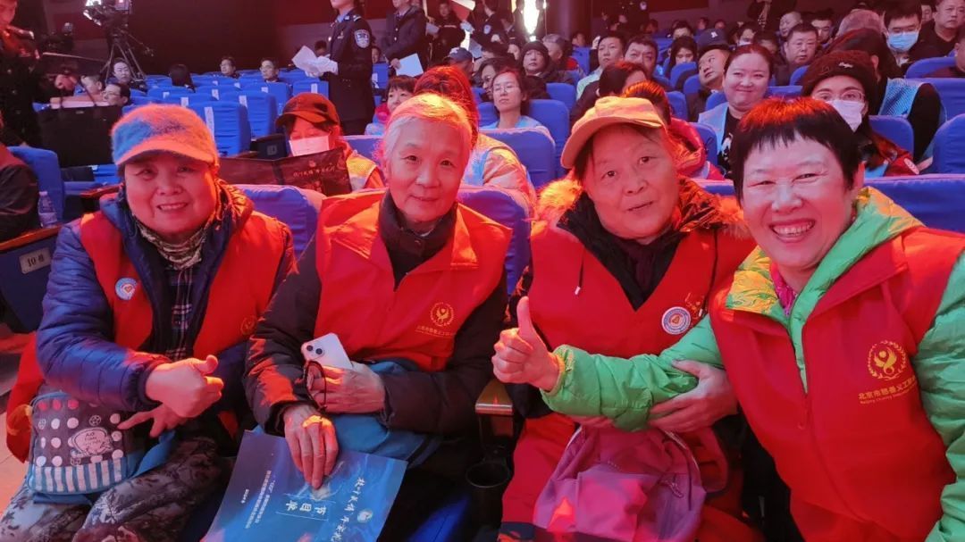 慈善义工参加《枝叶关情 平安花开》暨北京交警向市民报告主题活动 慈善义工参加《枝叶关情 平安花开》暨北京交警向市民报告主题活动