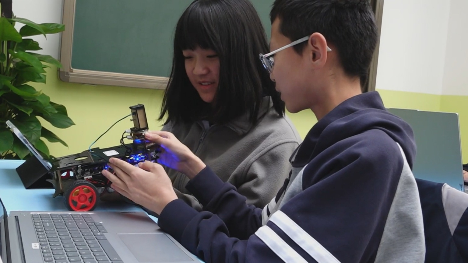 北京中小学秋季学期起开设AI通识课 覆盖小学至高中全学段_北京时间